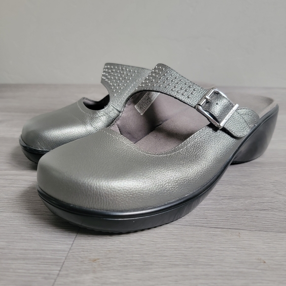 vionic silver shoes